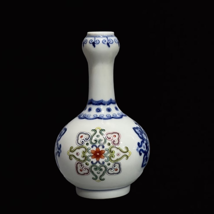 An Exquisite Famille-Rose Painted Gold Lotus Pattern Vase: An Exquisite Famille-Rose Painted Gold Lotus Pattern Vase,Qing Dynasty,China,Yongzheng Six-Character Mark,Size:4.4inx2.7in 