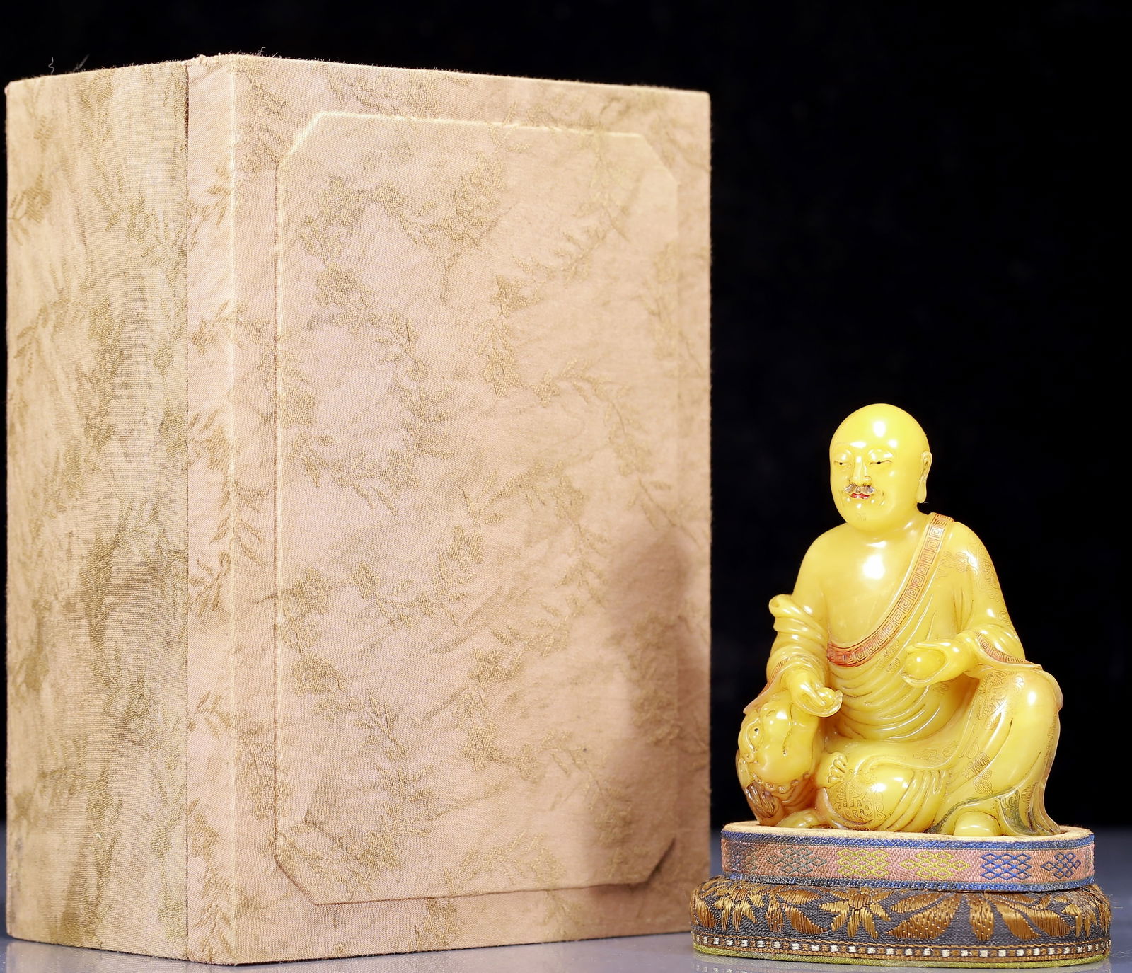 An Exquisite Shoushan Stone Arhat Statue Ornament: An Exquisite Shoushan Stone Arhat Statue Ornament,Qing Dynasty, China,Qianlong Mark,Size:3.1inx2inx4.1in,Weight:370g 寿山石罗汉像摆件，清