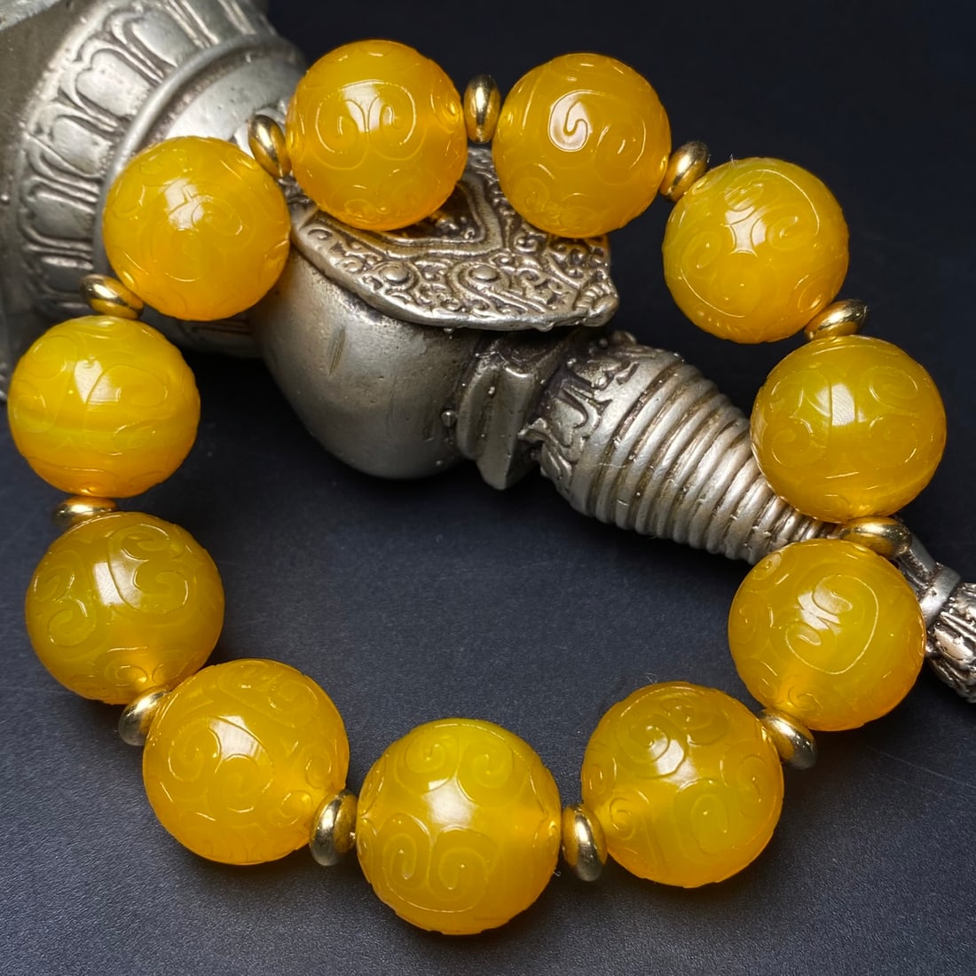 A Precious Agate Bracelets: A Precious Agate Bracelets,Size:0.8in*11 玛瑙手串