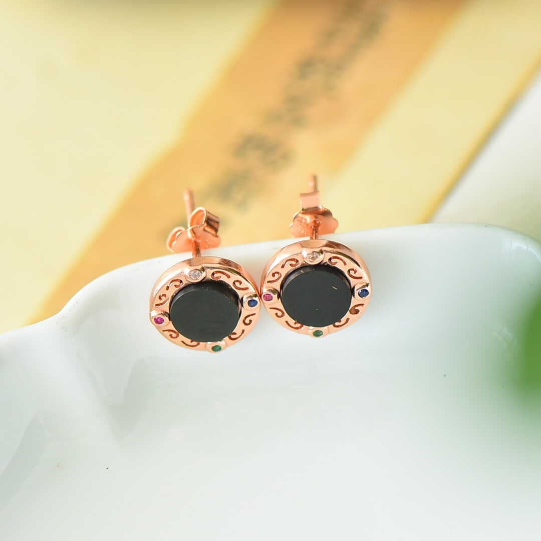 A Pair of Exquisite Sterling Silver Inlaid Black Jade Earrings: A Pair of Exquisite Sterling Silver Inlaid Black Jade Earrings,Size:0.4inx0.4in 一对纯银镶墨玉耳钉