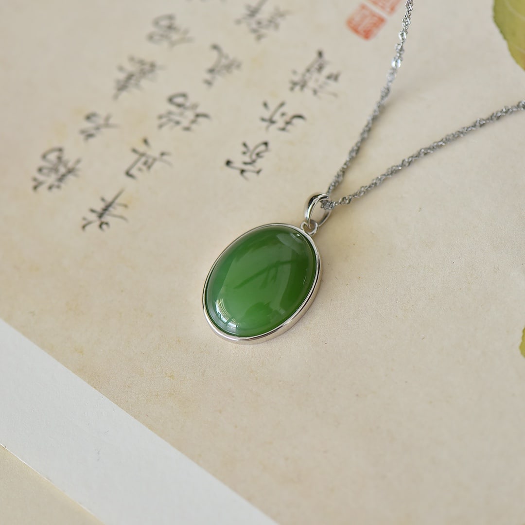 An Exquisite Sterling Silver Inlaid Jasper Pendant: An Exquisite Sterling Silver Inlaid Jasper Pendant,Size:0.6inx0.8in 纯银镶碧玉项链