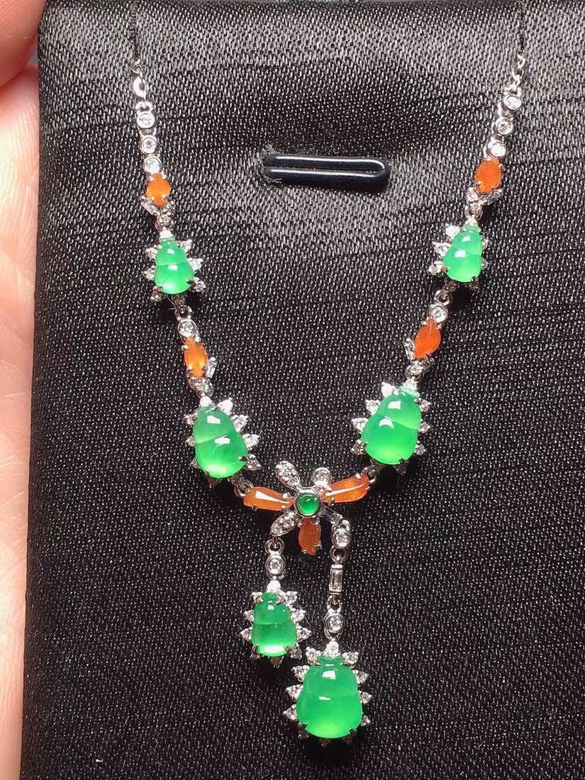 An Exquisite 18k Gold Diamond Inlaid Jadeite Necklace: An Exquisite 18k Gold Diamond Inlaid Jadeite Necklace,Size(Loose Stone):0.3inx0.2in,0.3inx0.2in 18k金钻镶嵌翡翠项链