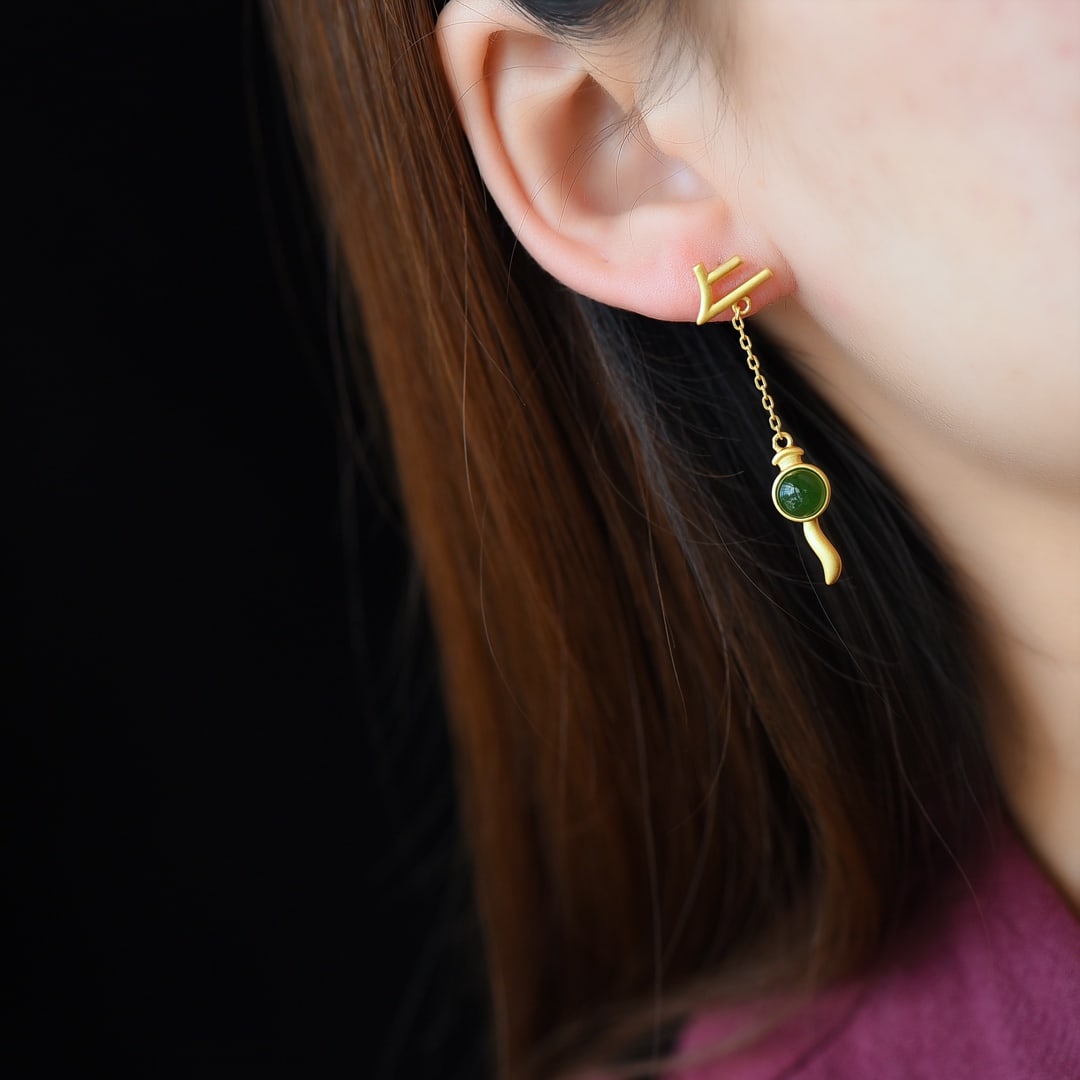A Pair of Exquisite Sterling Silver Inlaid Jasper Earrings: A Pair of Exquisite Sterling Silver Inlaid Jasper Earrings,Size:0.2inx0.2in 一对纯银镶碧玉耳环