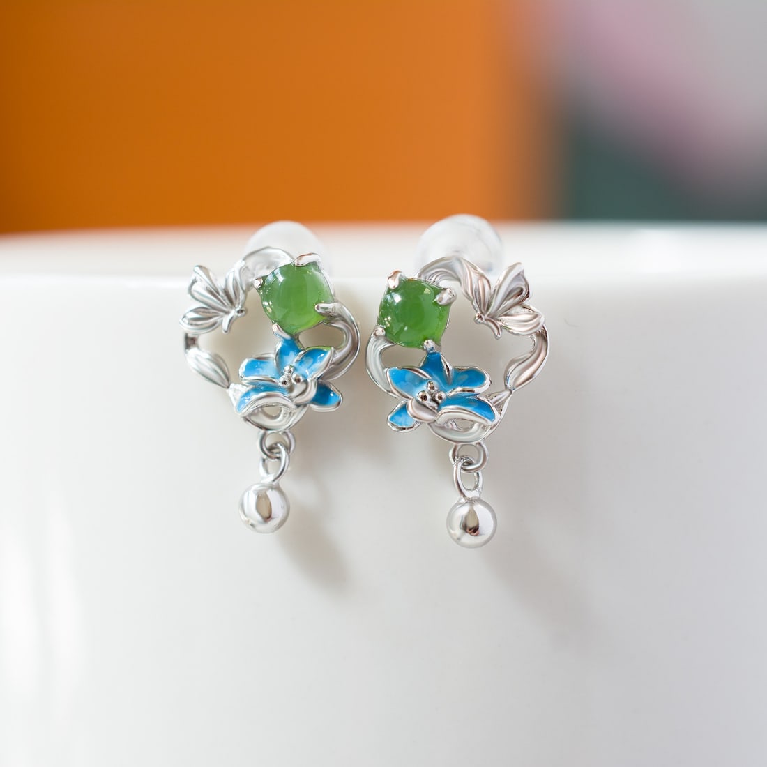 A Pair of Exquisite Sterling Silver Inlaid Jasper Earrings: A Pair of Exquisite Sterling Silver Inlaid Jasper Earrings,Size:0.2inx0.2in 一对纯银镶碧玉耳环