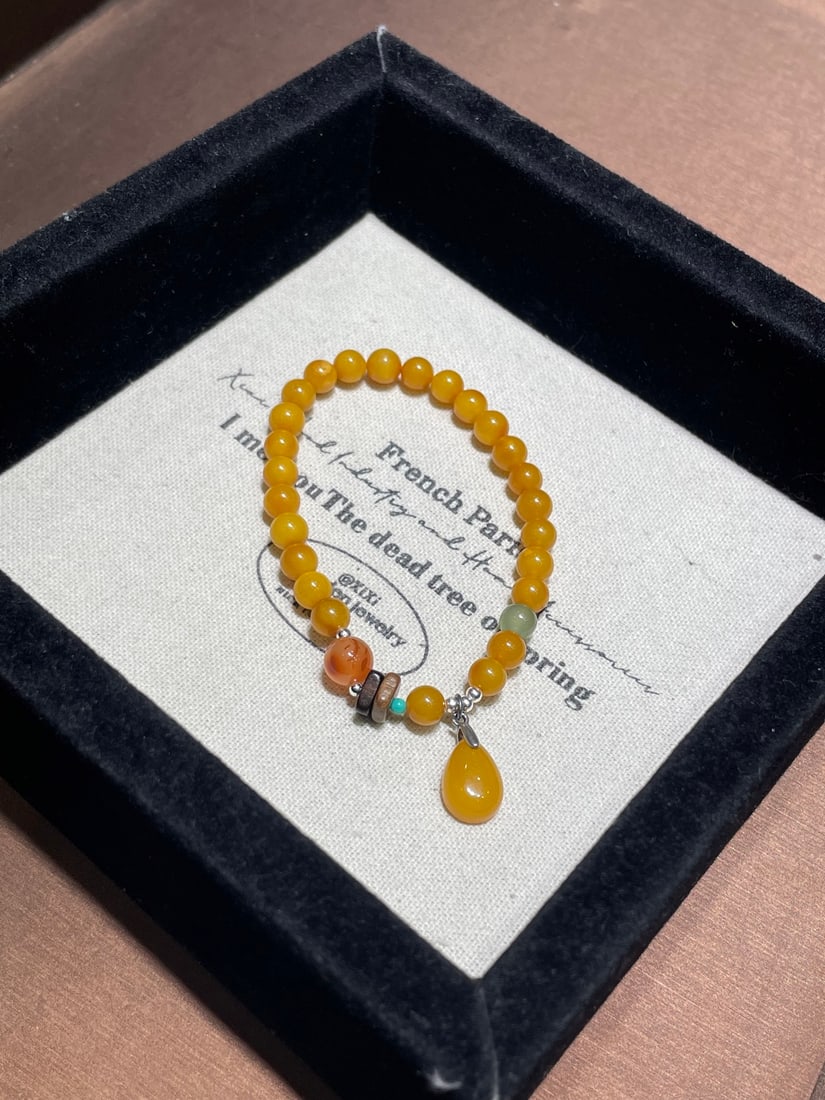 An Exquisite Beeswax With Agate Bracelet (1 of 1)