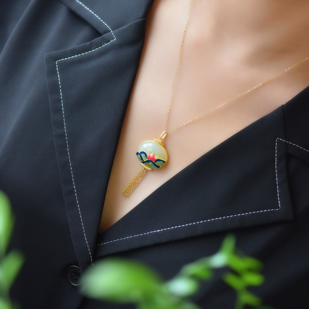 An Exquisite Sterling Silver-Gold Plated Inlaid White Jade Necklace: An Exquisite Sterling Silver-Gold Plated Inlaid White Jade Necklace,Size:0.6inx0.8in 纯银镀金镶白玉项链