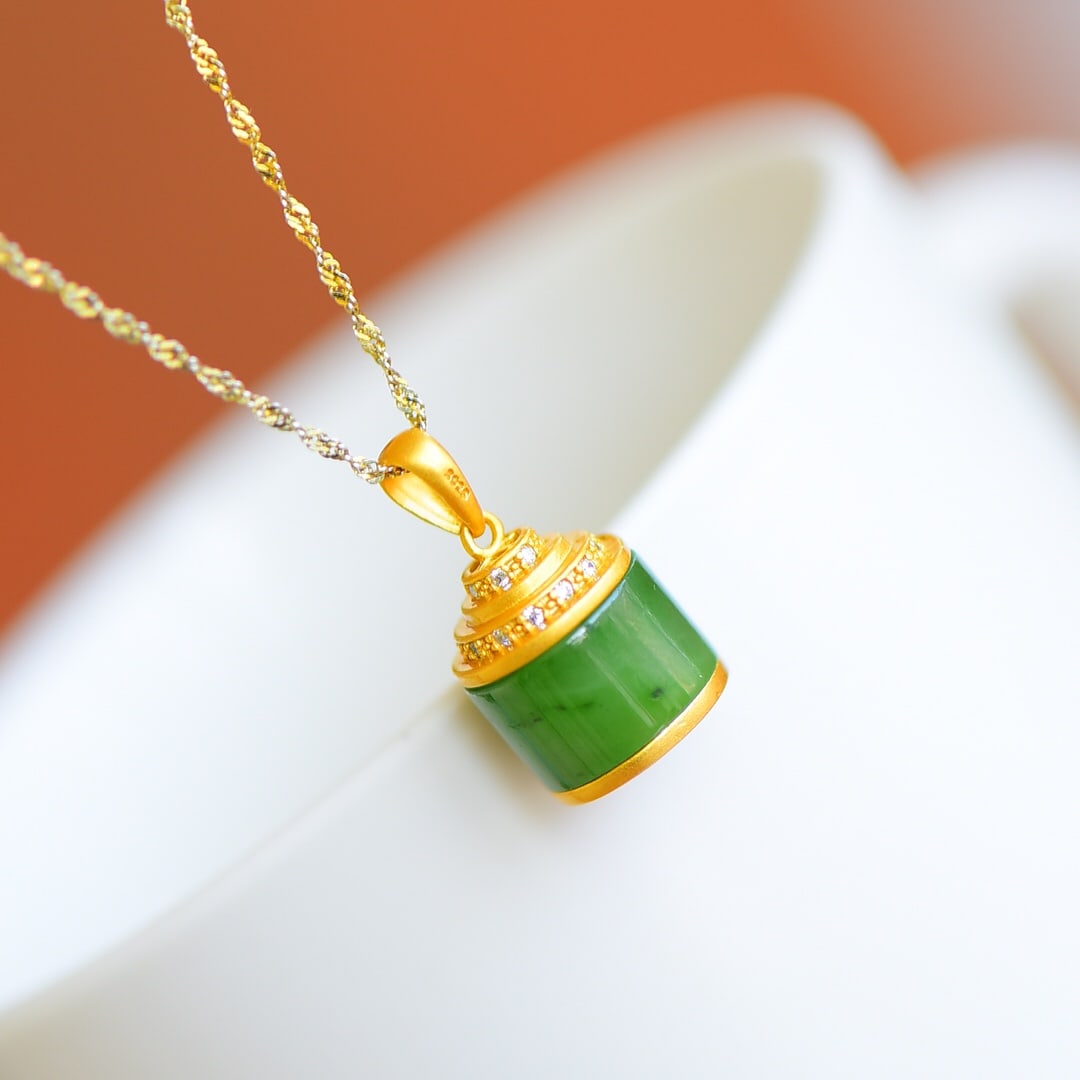 An Exquisite Sterling Silver-Gold Plated Inlaid Jasper Pendant,Inlaid Diamond: An Exquisite Sterling Silver-Gold Plated Inlaid Jasper Pendant,Inlaid Diamond,Size:0.4inx0.5in 纯银镀金镶碧玉项链,嵌钻石