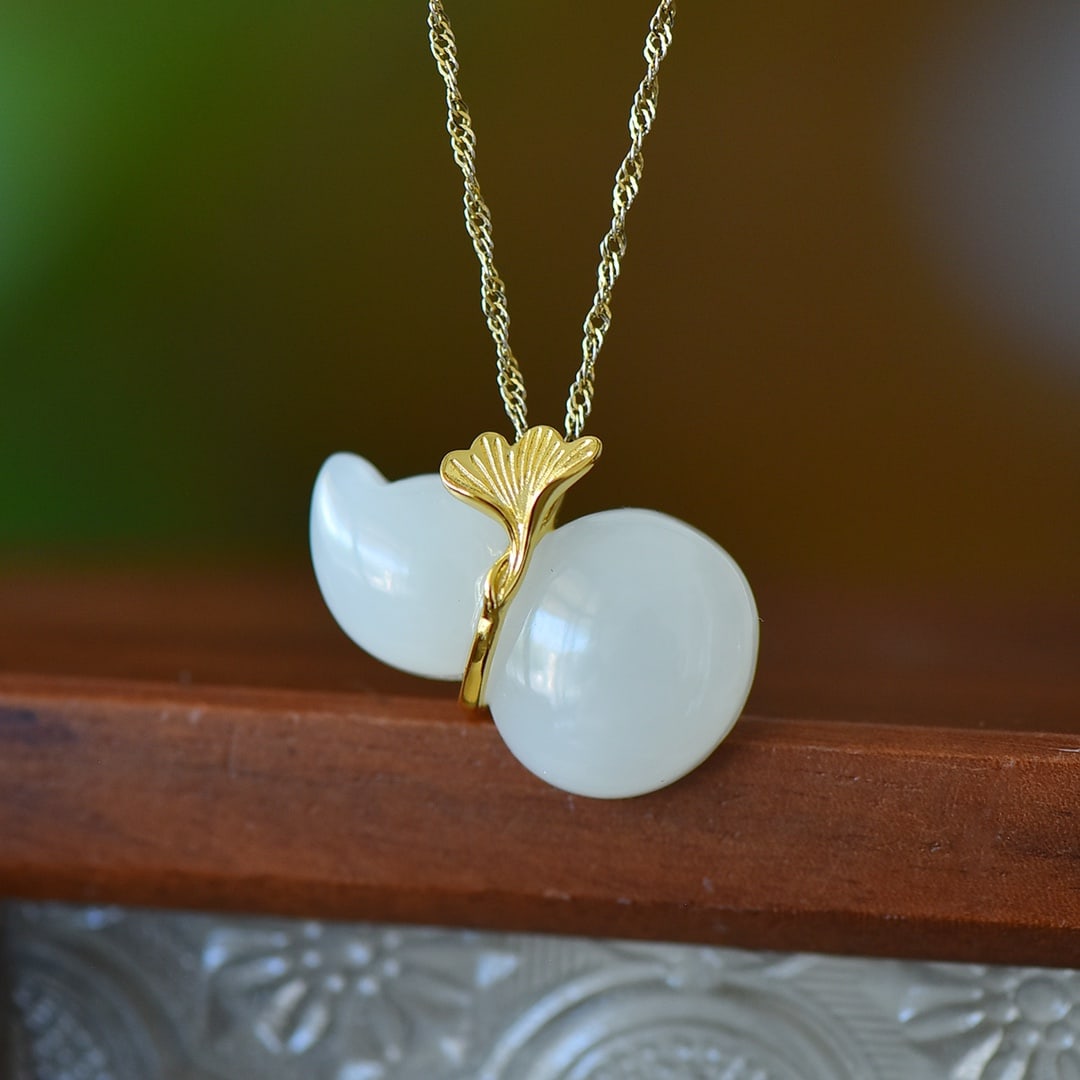 An Exquisite Sterling Silver-Gold Plated Inlaid White Jade Pendant: An Exquisite Sterling Silver-Gold Plated Inlaid White Jade Pendant,Size:0.6inx1in 纯银镀金镶白玉吊坠