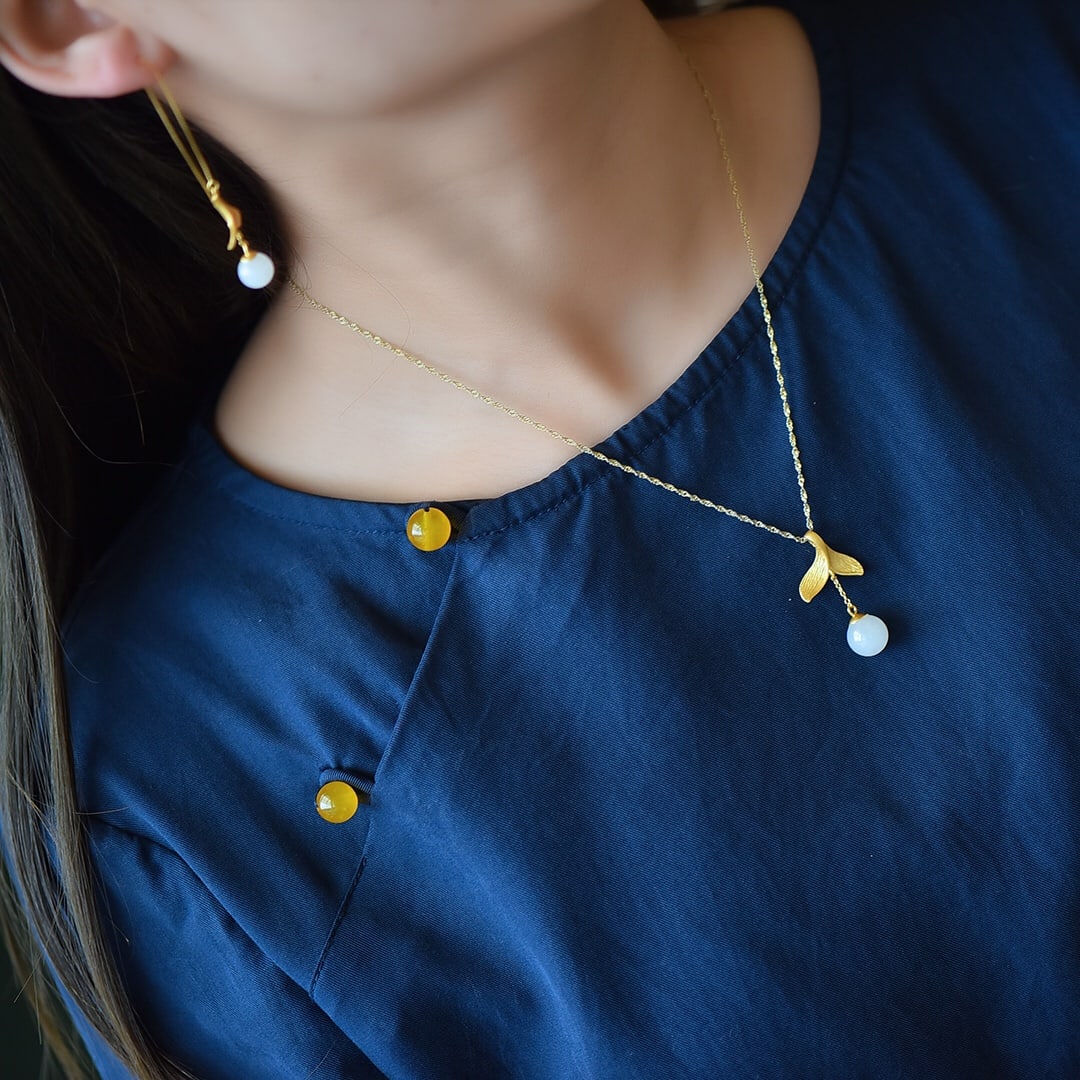 A Set of Fine Sterling Silver-Gold Plated Inlaid White Jade Jewelrys: A Set of Fine Sterling Silver-Gold Plated Inlaid White Jade Jewelrys,Size:(Pendant)0.4inx0.4in, (Earrings)0.3inx0.3in 