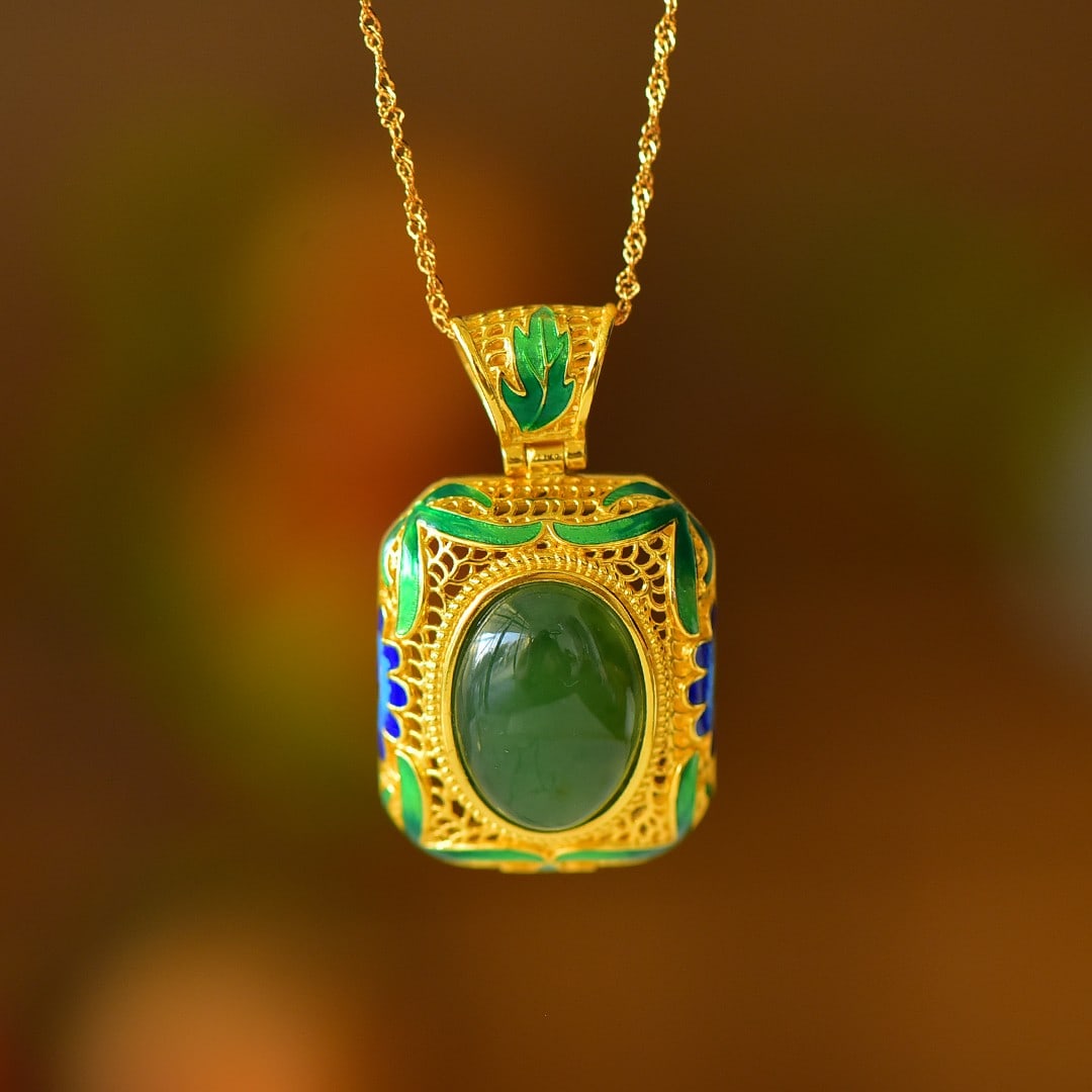An Exquisite Sterling Silver-Gold Plated Inlaid Jasper Pendant: An Exquisite Sterling Silver-Gold Plated Inlaid Jasper Pendant,Size:0.5inx0.7in 纯银镀金镶碧玉吊坠