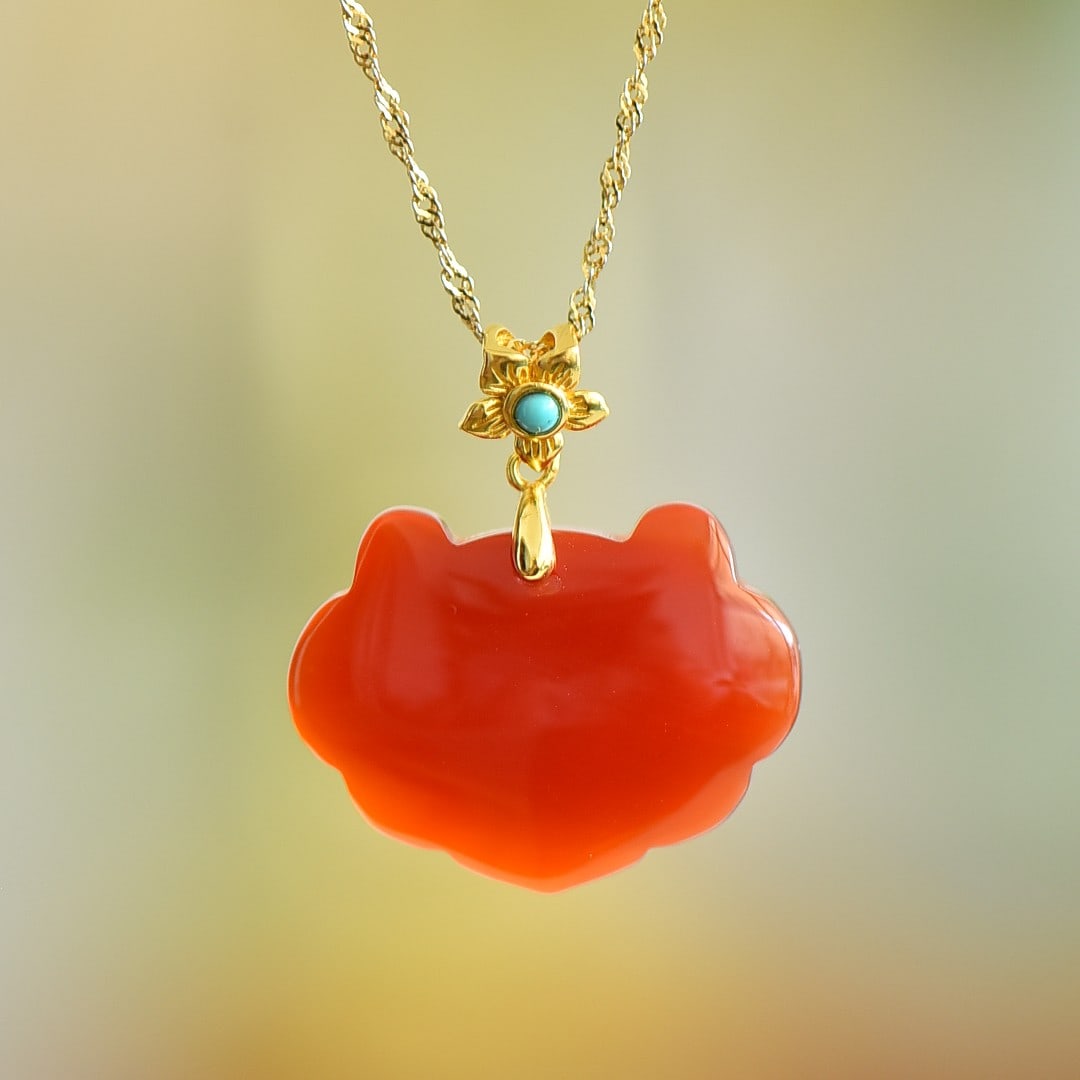 An Exquisite Sterling Silver-Gold Plated Inlaid Agate Pendant: An Exquisite Sterling Silver-Gold Plated Inlaid Agate Pendant, 纯银镀金镶玛瑙吊坠