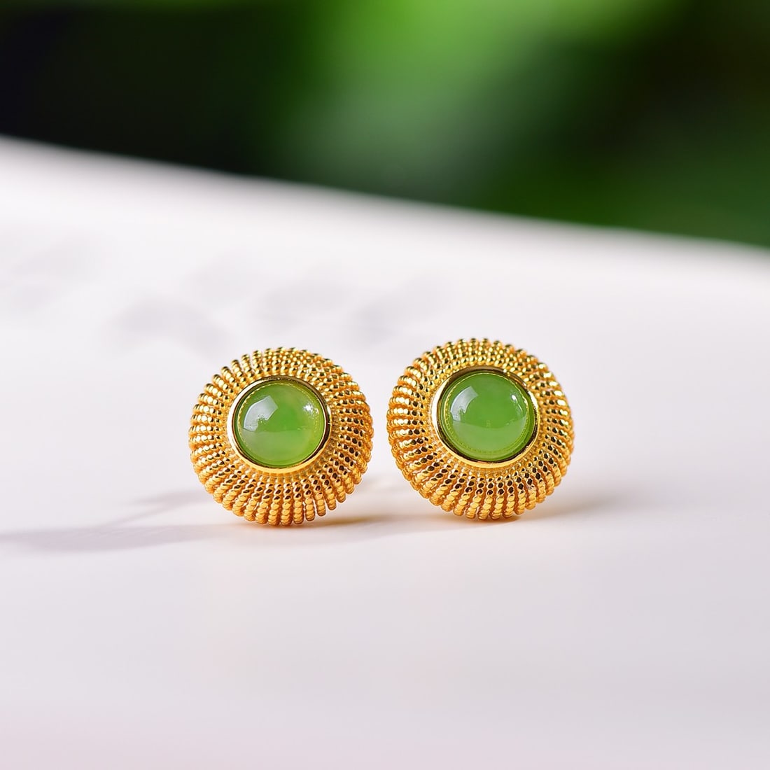 A Pair of Exquisite Sterling Silver-Gold Plated Inlaid Jasper Earrings: A Pair of Exquisite Sterling Silver-Gold Plated Inlaid Jasper Earrings,Size:0.2inx0.2in 一对纯银镀金镶碧玉耳钉