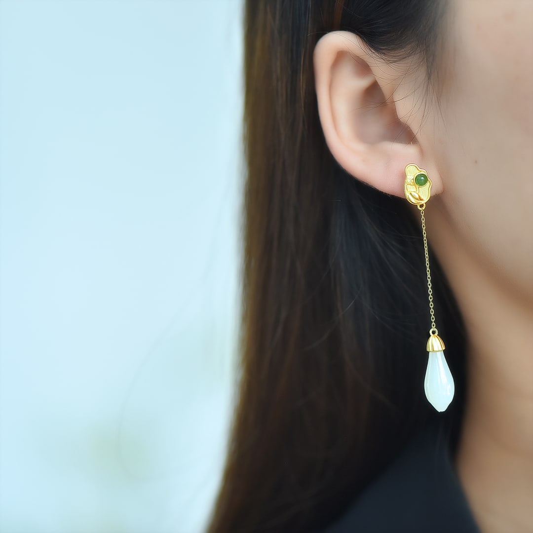 A Pair of Exquisite Sterling Silver-Gold Plated Inlaid White Jade Earrings: A Pair of Exquisite Sterling Silver-Gold Plated Inlaid White Jade Earrings,Size:0.4inx0.8in 一对纯银镀金镶白玉耳环