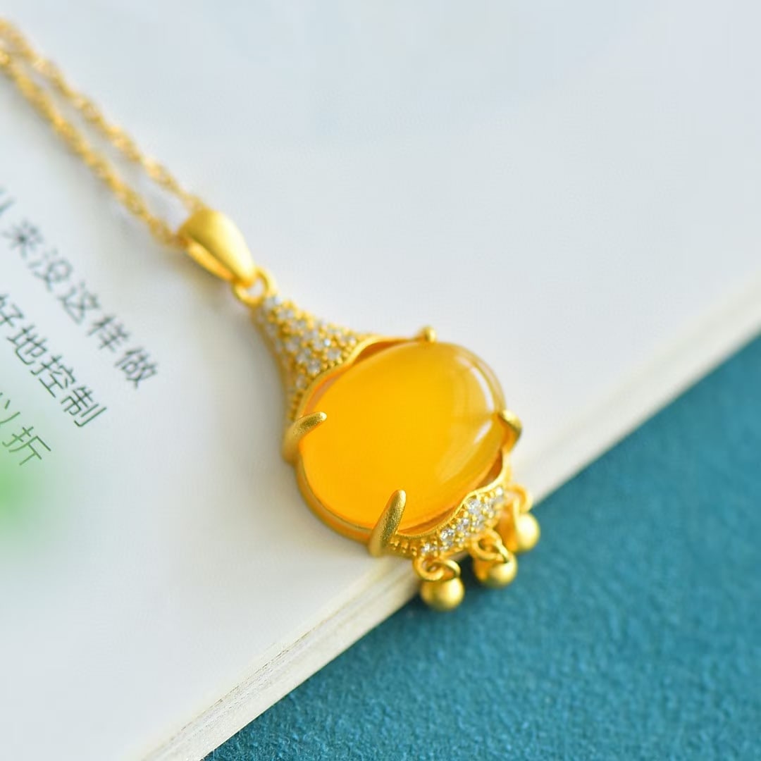 An Exquisite Sterling Silver-Gold Plated Inlaid Amber Pendant,Inlaid Diamond: An Exquisite Sterling Silver-Gold Plated Inlaid Amber Pendant,Inlaid Diamond,Size:0.5inx0.6in 纯银镀金镶琥珀吊坠,嵌钻石