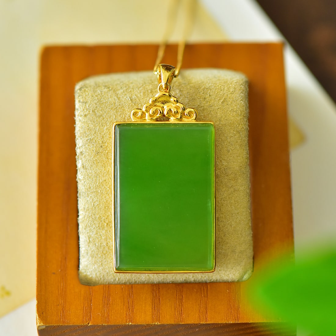 An Exquisite Sterling Silver-Gold Plated Inlaid Jasper Necklace: An Exquisite Sterling Silver-Gold Plated Inlaid Jasper Necklace,Size:0.9inx1.8in 纯银镀金镶碧玉项链