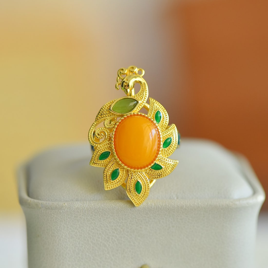 An Exquisite Sterling Silver-Gold Plated Inlaid Beeswax Ring,Inlaid Jasper: An Exquisite Sterling Silver-Gold Plated Inlaid Beeswax Ring,Inlaid Jasper,Size:0.4inx0.5in 纯银镀金镶蜜蜡戒指,嵌碧玉