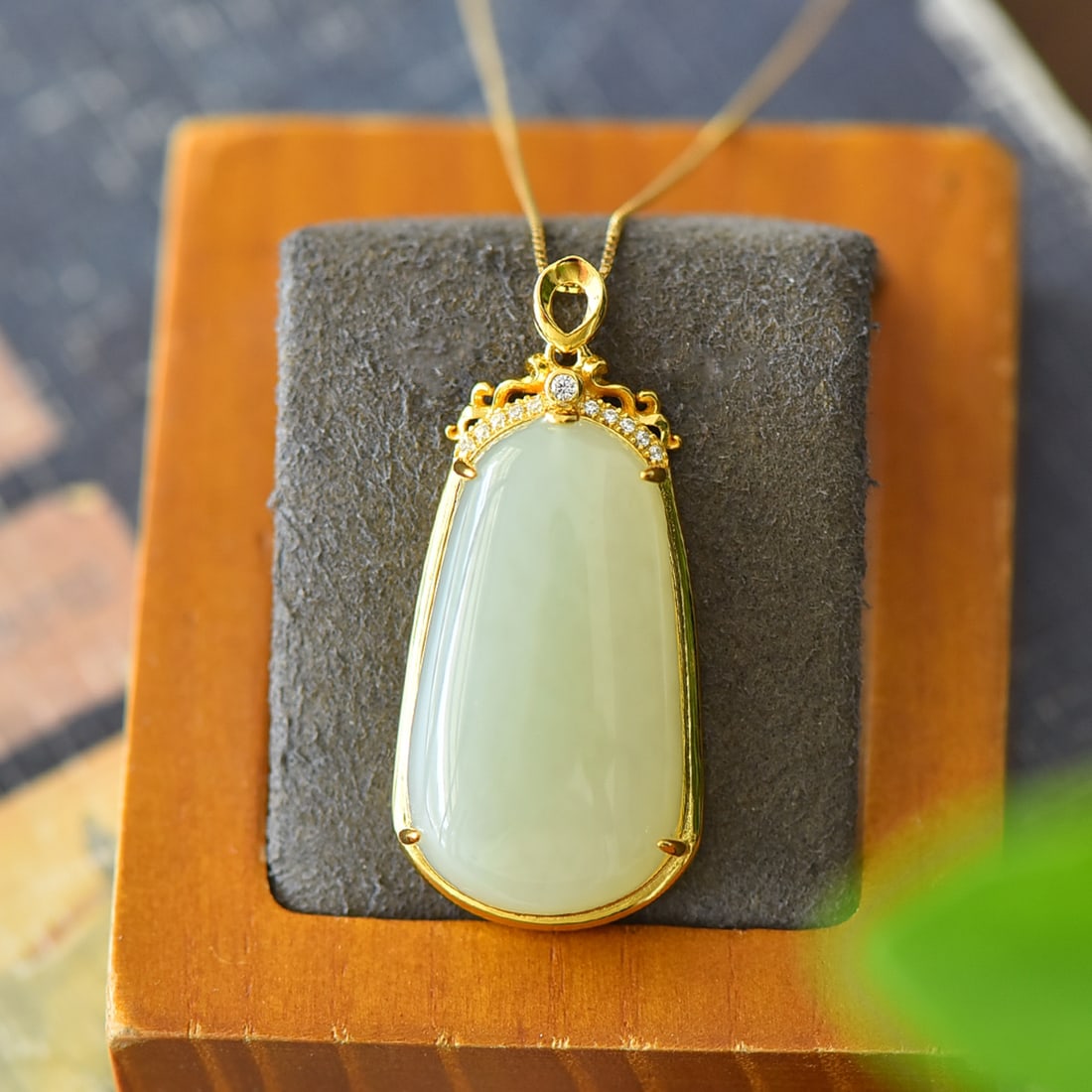 An Exquisite Sterling Silver-Gold Plated Inlaid White Jade Necklace,Inlaid Diamond: An Exquisite Sterling Silver-Gold Plated Inlaid White Jade Necklace,Inlaid Diamond,Size:0.7inx1.6in 纯银镀金镶白玉项链,嵌钻石