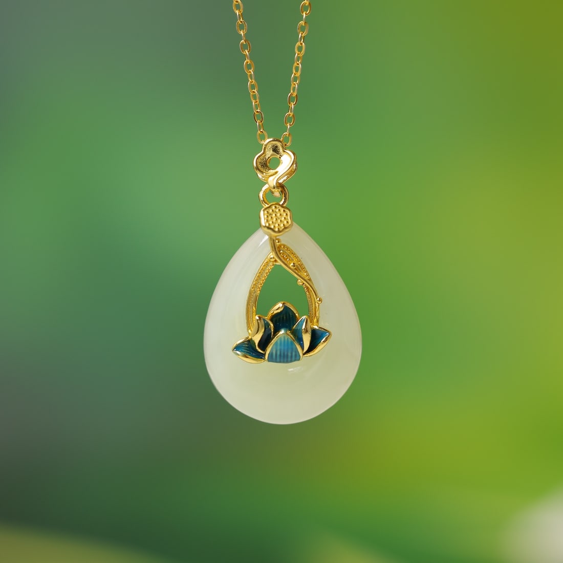 An Exquisite Sterling Silver-Gold Plated Inlaid White Jade Pendant: An Exquisite Sterling Silver-Gold Plated Inlaid White Jade Pendant,Size:0.7inx1in 纯银镀金镶白玉吊坠