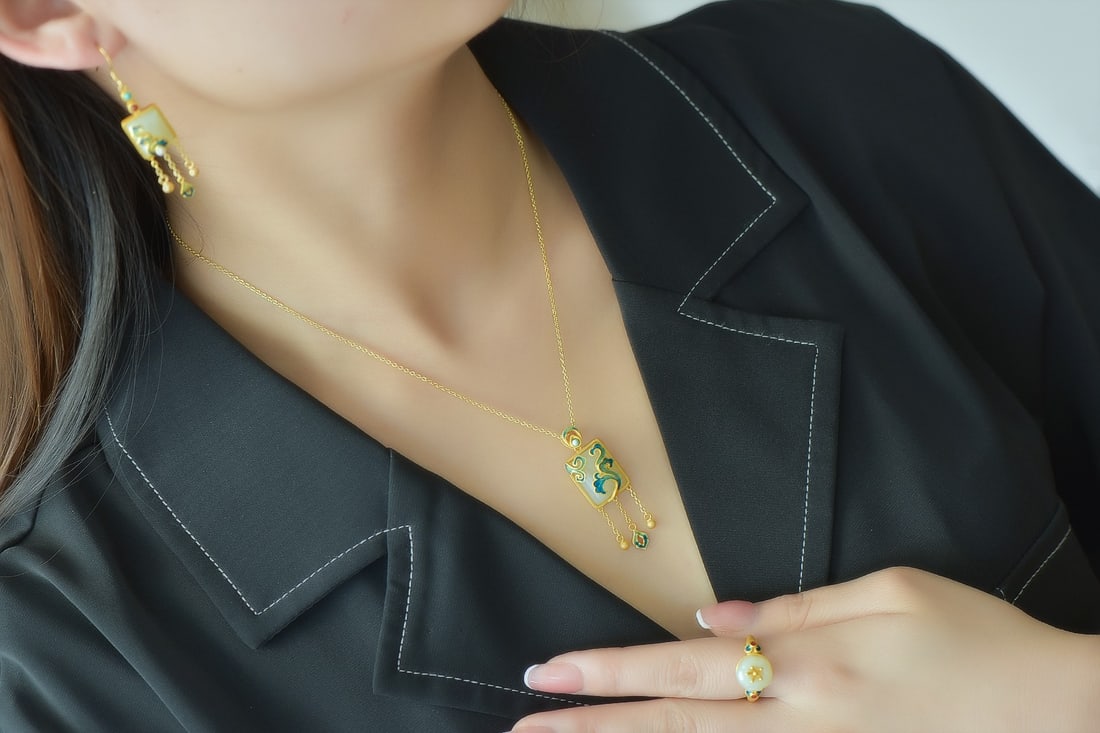 A Set of Fine Sterling Silver-Gold Plated Inlaid White Jade Jewelrys: A Set of Fine Sterling Silver-Gold Plated Inlaid White Jade Jewelrys 一套纯银镀金镶白玉首饰