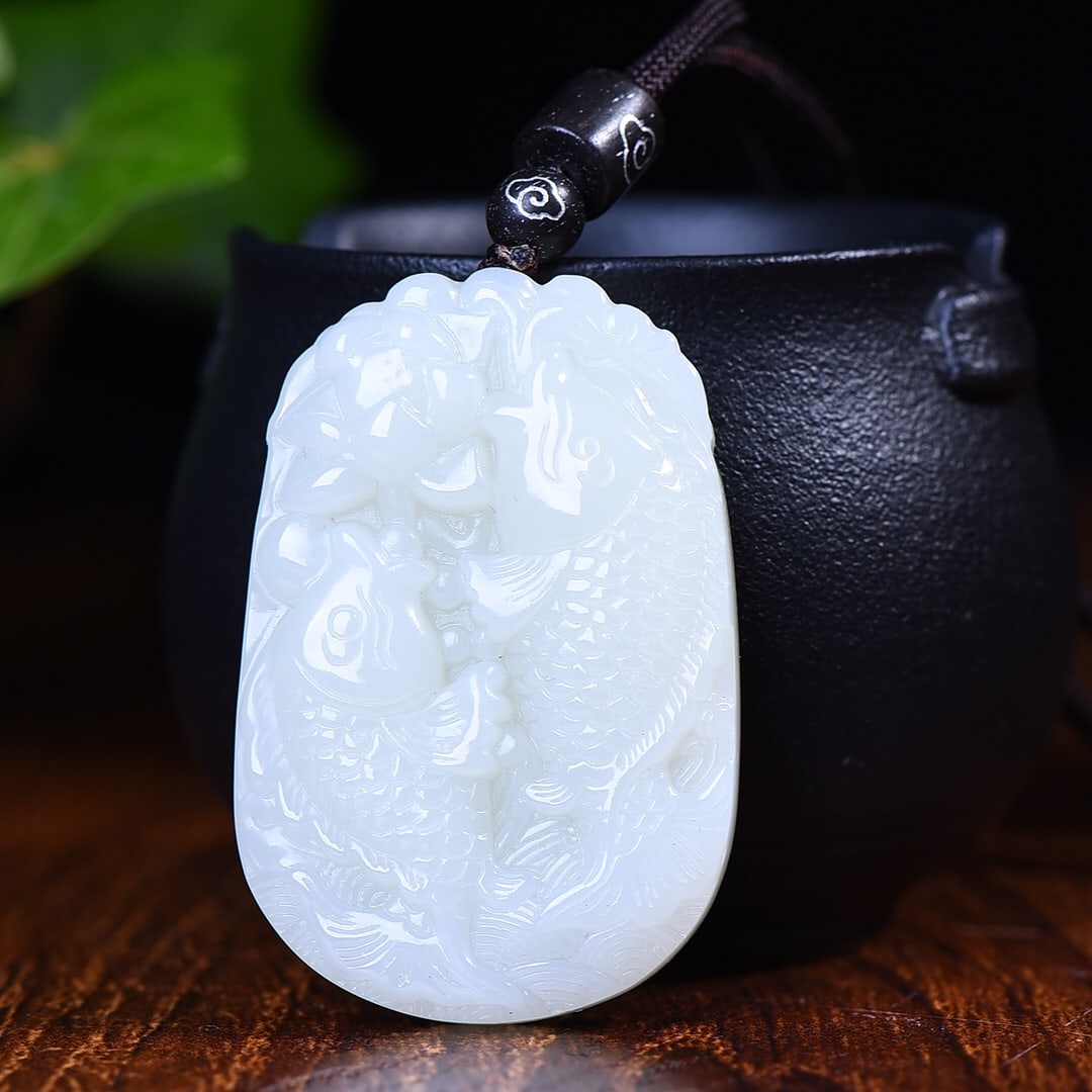 An Exquisite White Jade Fish Pattern Pendant: An Exquisite White Jade Fish Pattern Pendant,Size:1.3inx1.9in (寓意)吉祥 年年有余 白玉鱼纹挂件