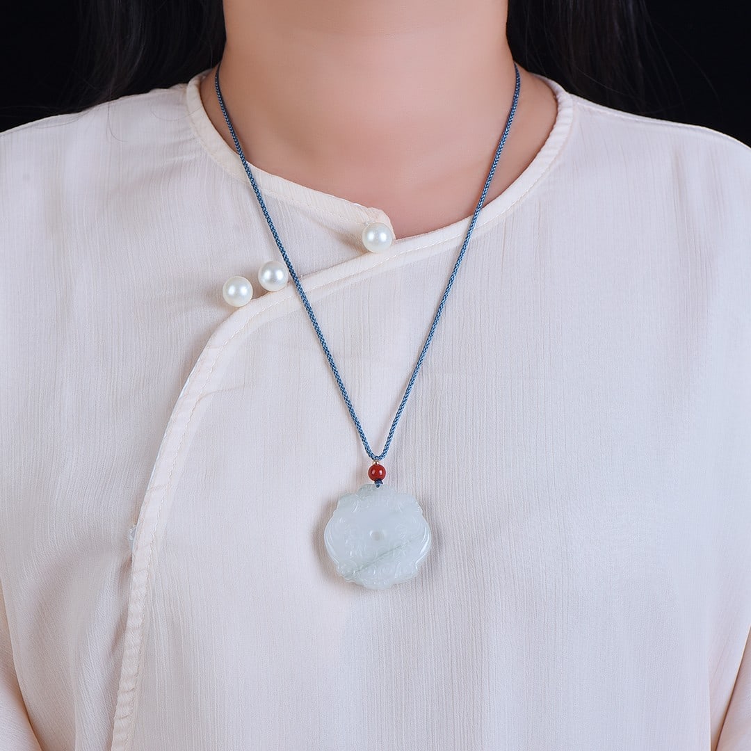 An Exquisite Jadeite Phoenix Pattern Pendant: An Exquisite Jadeite Phoenix Pattern Pendant,Size:1.6inx1.6in 翡翠凤纹挂件