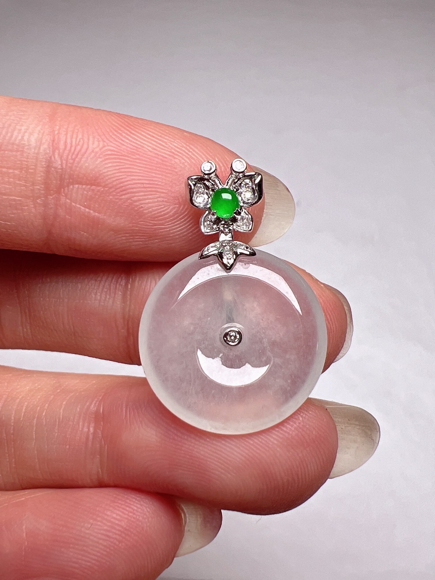 An Exquisite 18k Gold Diamond Inlaid Jadeite Pendant: An Exquisite 18k Gold Diamond Inlaid Jadeite Pendant,Size(Loose Stone):0.7inx0.1in 18k金钻镶嵌翡翠吊坠