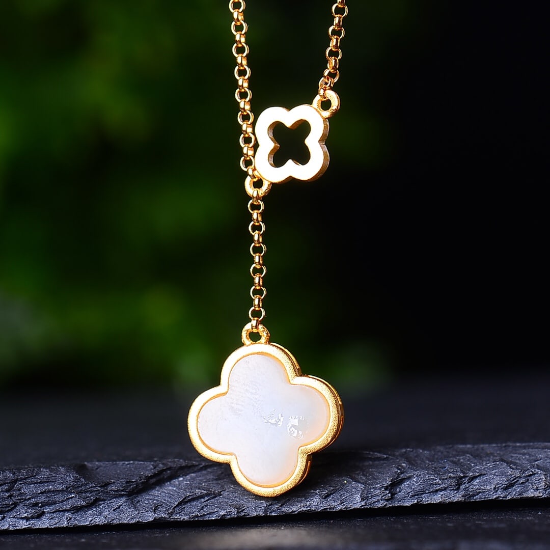 An Exquisite Sterling Silver-Gold Plated Inlaid White Jade Pendant: An Exquisite Sterling Silver-Gold Plated Inlaid White Jade Pendant,Size:0.5inx0.5in 纯银镀金镶白玉吊坠