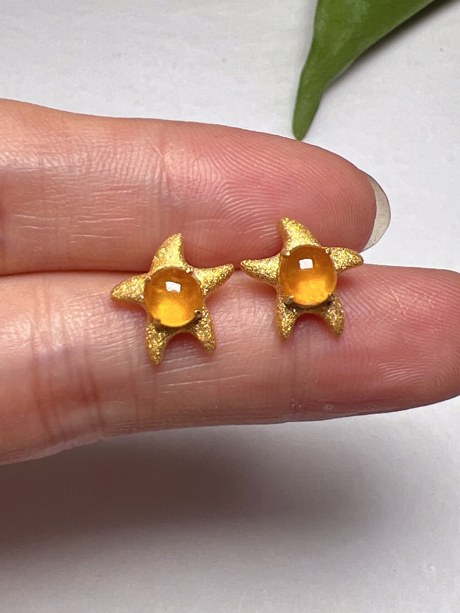 A Pair of Exquisite 18k Gold Inlaid Jadeite Earrings: A Pair of Exquisite 18k Gold Inlaid Jadeite Earrings,Size(Loose Stone):0.2inx0.2in 一对18k金镶嵌翡翠耳钉