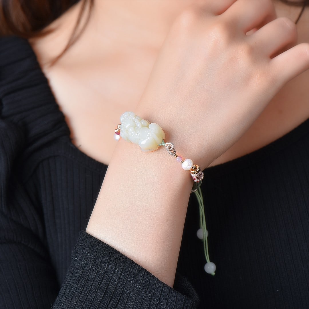 An Exquisite White Jade Wealth-Attracting Creature Bracelets: An Exquisite White Jade Wealth-Attracting Creature Bracelets, 白玉貔貅手链