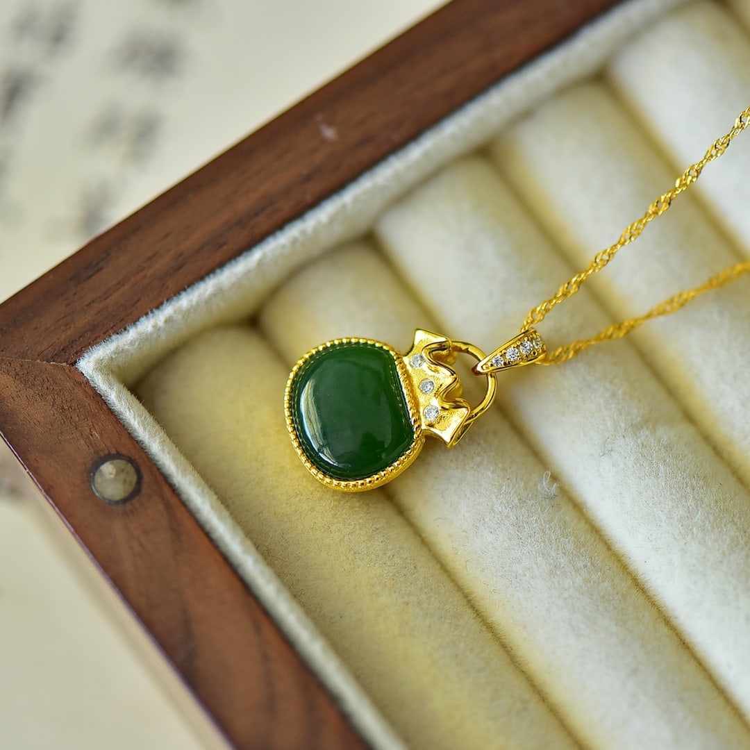 An Exquisite Sterling Silver-Gold Plated Inlaid Jasper Necklace,Inlaid Diamond: An Exquisite Sterling Silver-Gold Plated Inlaid Jasper Necklace,Inlaid Diamond,Size:0.4inx0.5in 纯银镀金镶碧玉项链,嵌钻石