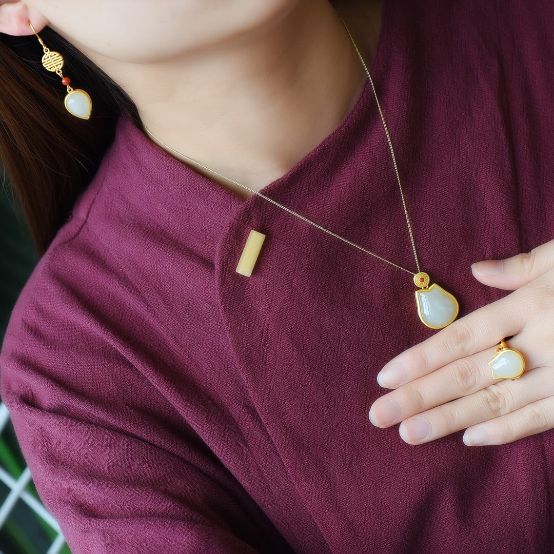 A Set of Fine Sterling Silver-Gold Plated Inlaid White Jade Jewelrys: A Set of Fine Sterling Silver-Gold Plated Inlaid White Jade Jewelrys,Size:(Ring)0.5inx0.6in,(Earrings)0.4inx0.6in,(Pendant)0.7inx0.8in 一套纯银镀金镶白&