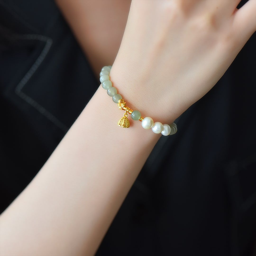 An Exquisite Sterling Silver-Gold Plated Inlaid Sapphire Bracelet,Inlaid Pearl: An Exquisite Sterling Silver-Gold Plated Inlaid Sapphire Bracelet,Inlaid Pearl 纯银镀金镶青玉手链,嵌珍珠