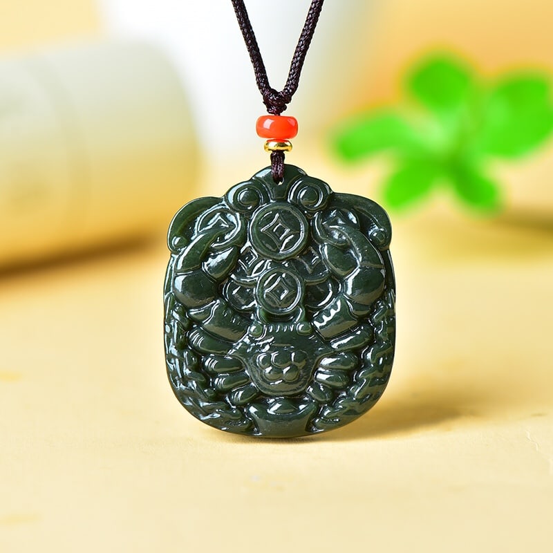 An Exquisite Sapphire Crab Pattern Pendant: An Exquisite Sapphire Crab Pattern Pendant,Size:1.9inx1.6in 寓意:八方来财,生意兴隆 