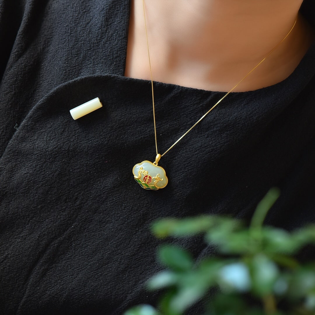 An Exquisite Sterling Silver-Gold Plated Inlaid White Jade Enamel Necklace: An Exquisite Sterling Silver-Gold Plated Inlaid White Jade Enamel Necklace,Size:0.9inx0.6in 纯银镀金镶白玉珐琅项链