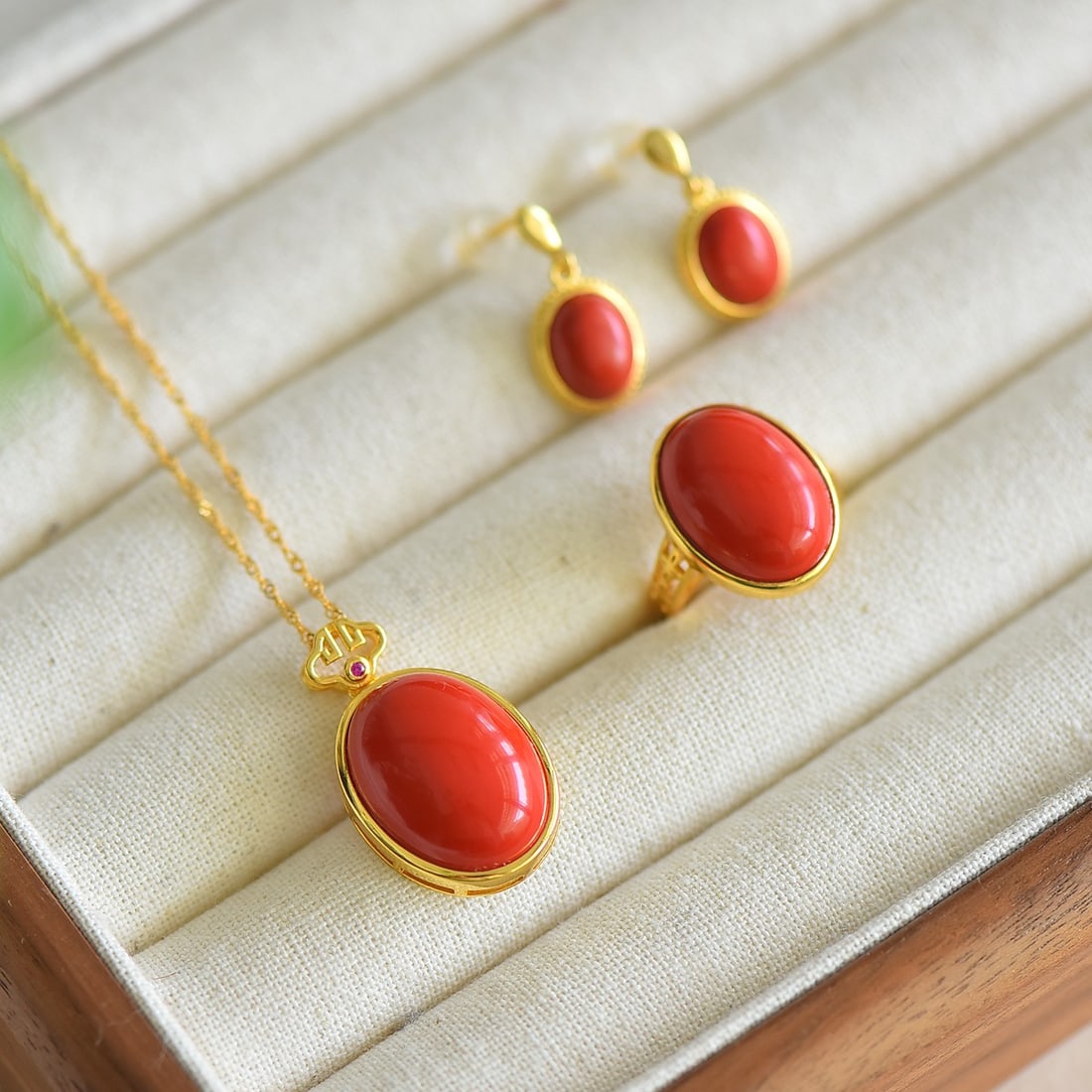 A Set of Fine Sterling Silver-Gold Plated Inlaid Cinnabar Jewelrys: A Set of Fine Sterling Silver-Gold Plated Inlaid Cinnabar Jewelrys,Size:(Pendant)0.6inx0.8in,(Earrings)0.3inx0.4in,(Ring)0.5inx0.7in 寓意:圆圆满满 