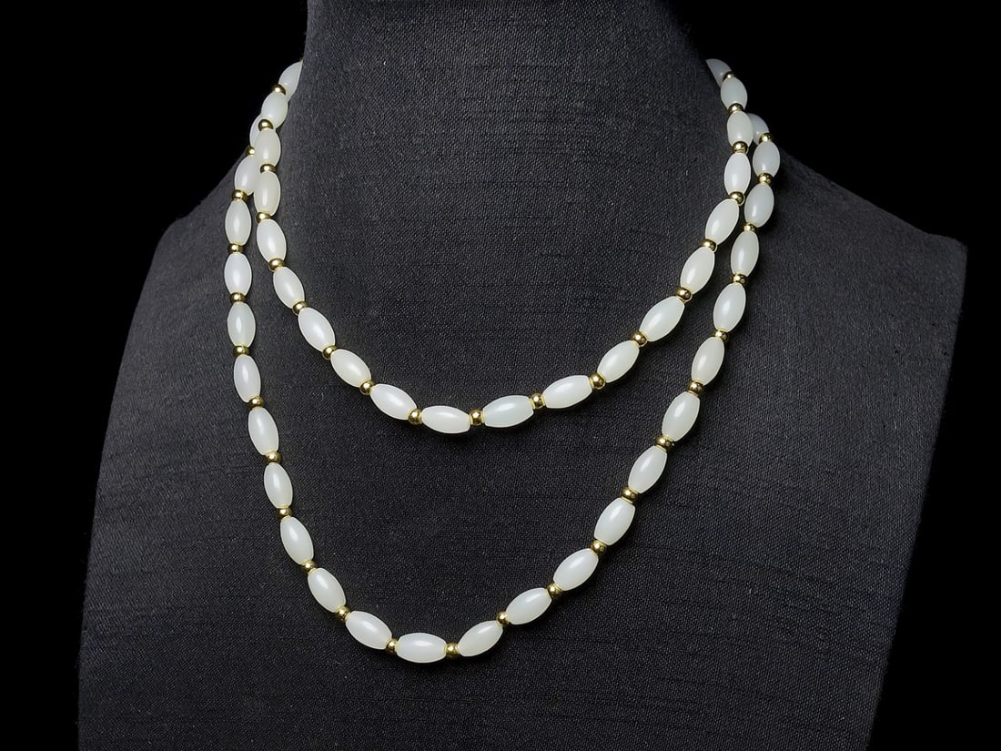 An Exquisite White Jade Bracelets: An Exquisite White Jade Bracelets,Size:(bead)0.2inx0.4in 白玉手链