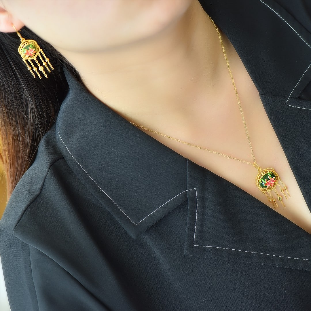 A Set of Fine Sterling Silver-Gold Plated Inlaid Jasper Jewelrys: A Set of Fine Sterling Silver-Gold Plated Inlaid Jasper Jewelrys 一套纯银镀金镶碧玉首饰