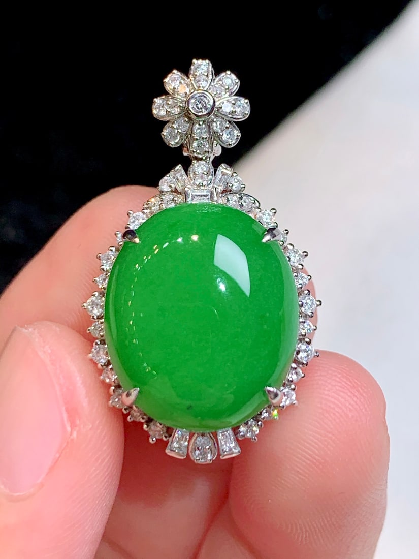 An Exquisite 18k Gold Diamond Inlaid Jadeite Pendant: An Exquisite 18k Gold Diamond Inlaid Jadeite Pendant,Size(Loose Stone):0.7inx0.6inx0.2in 18k金钻镶嵌翡翠吊坠