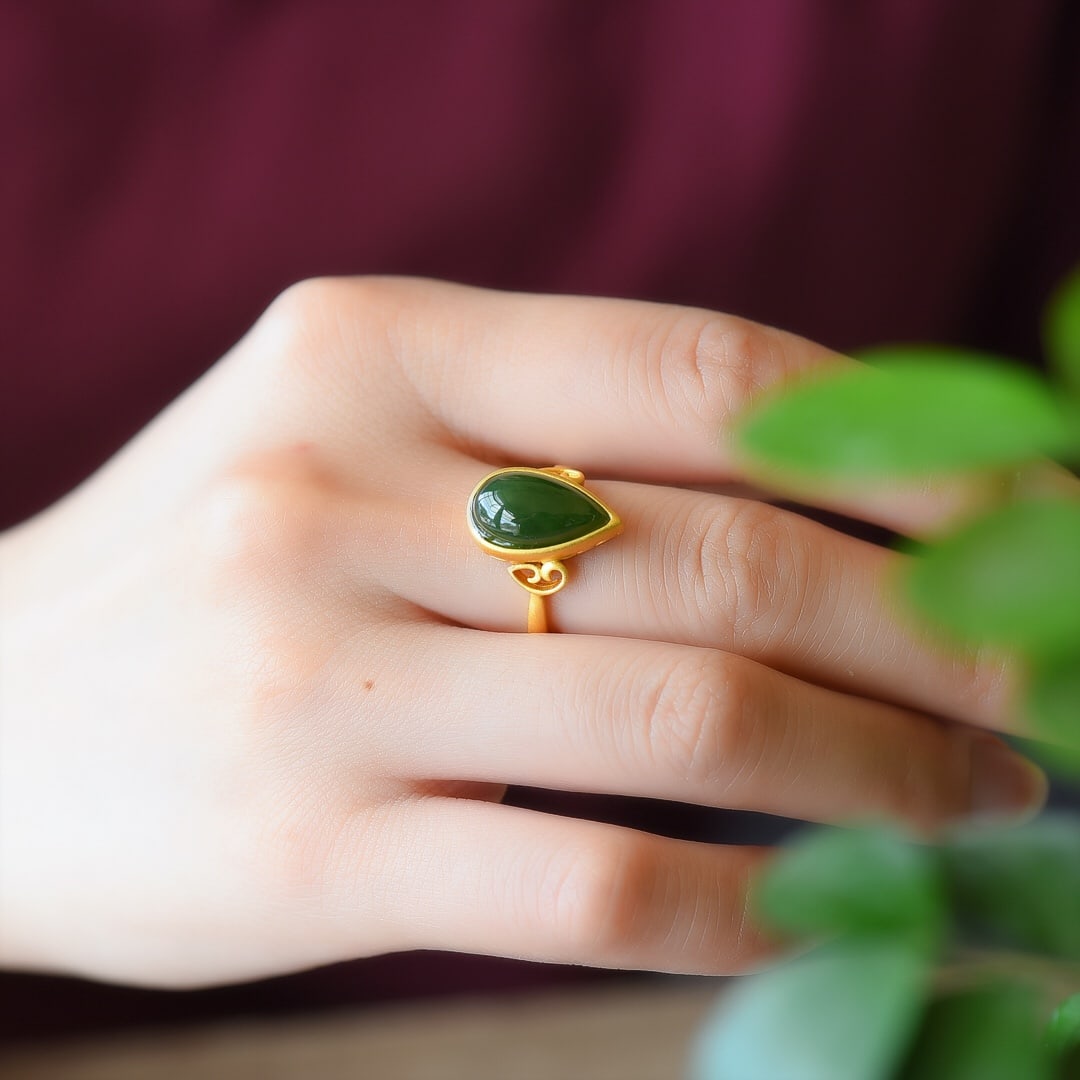 An Exquisite Sterling Silver-Gold Plated Inlaid Jasper Ring: An Exquisite Sterling Silver-Gold Plated Inlaid Jasper Ring,Size:0.3inx0.6in 纯银镀金镶碧玉戒指