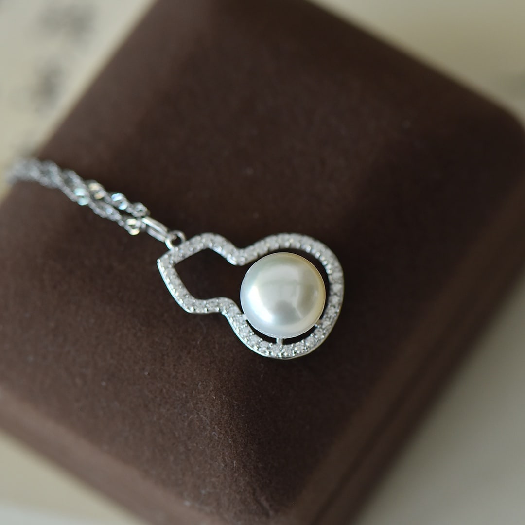 An Exquisite Sterling Silver Inlaid Pearl Necklace,Inlaid Diamond: An Exquisite Sterling Silver Inlaid Pearl Necklace,Inlaid Diamond,Size:0.4inx0.4in 纯银镶珍珠项链,嵌钻石