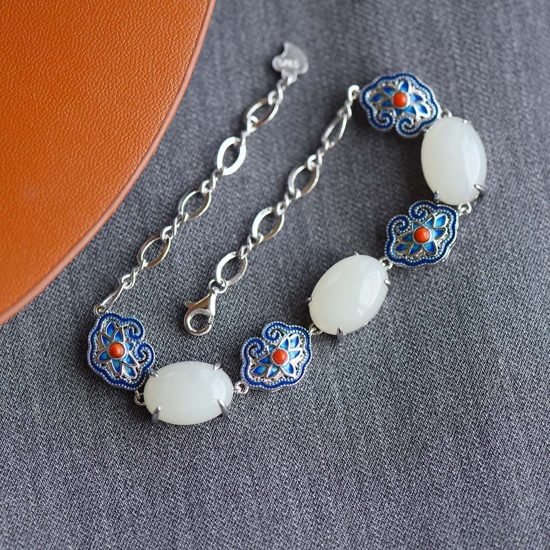 An Exquisite Sterling Silver Inlaid White Jade Bracelet,Inlaid Gems: An Exquisite Sterling Silver Inlaid White Jade Bracelet,Inlaid Gems,Size:0.4inx0.4in 纯银镶白玉手链,嵌宝石