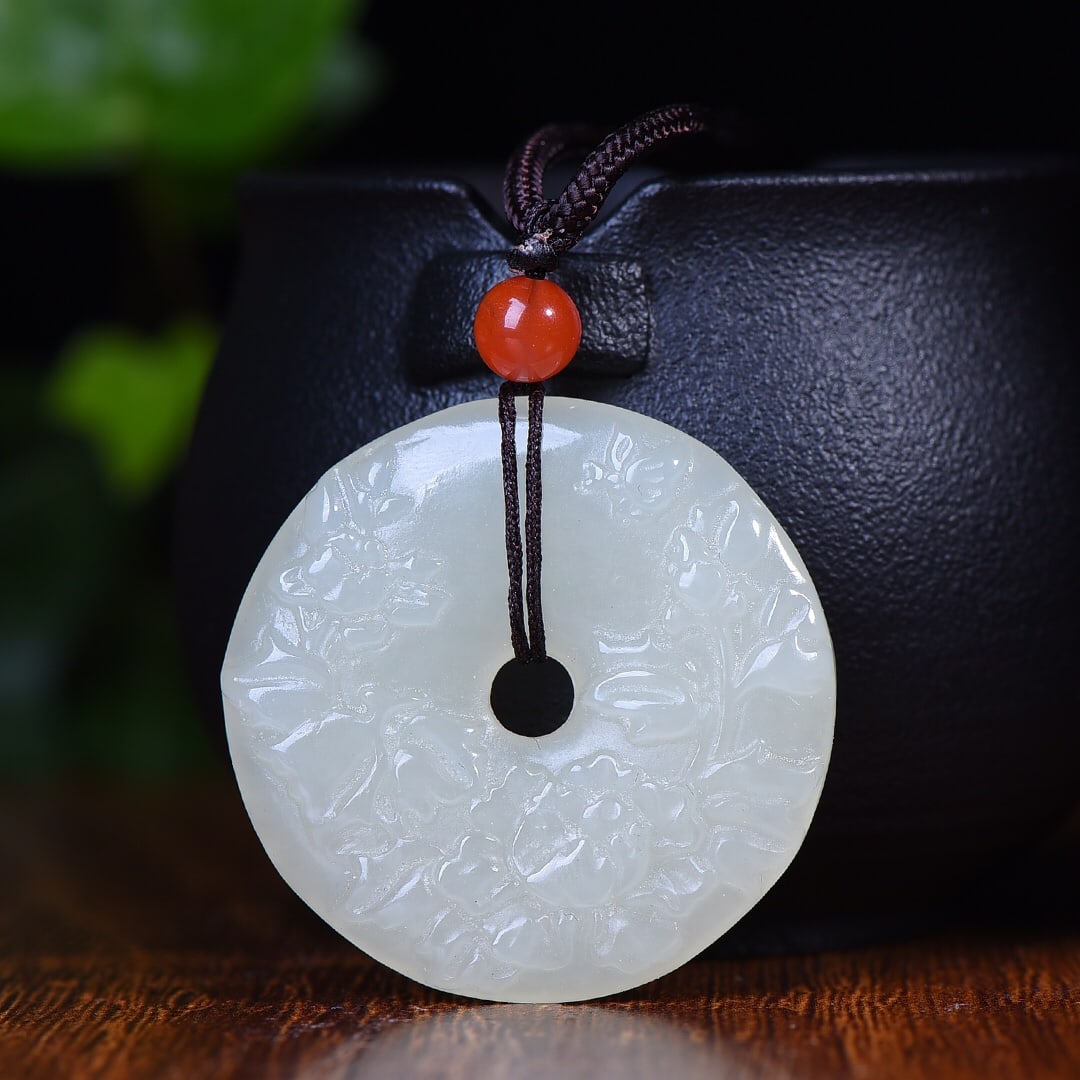 An Exquisite White Jade Pendant: An Exquisite White Jade Pendant,Size:1.5inx1.5in 白玉挂件