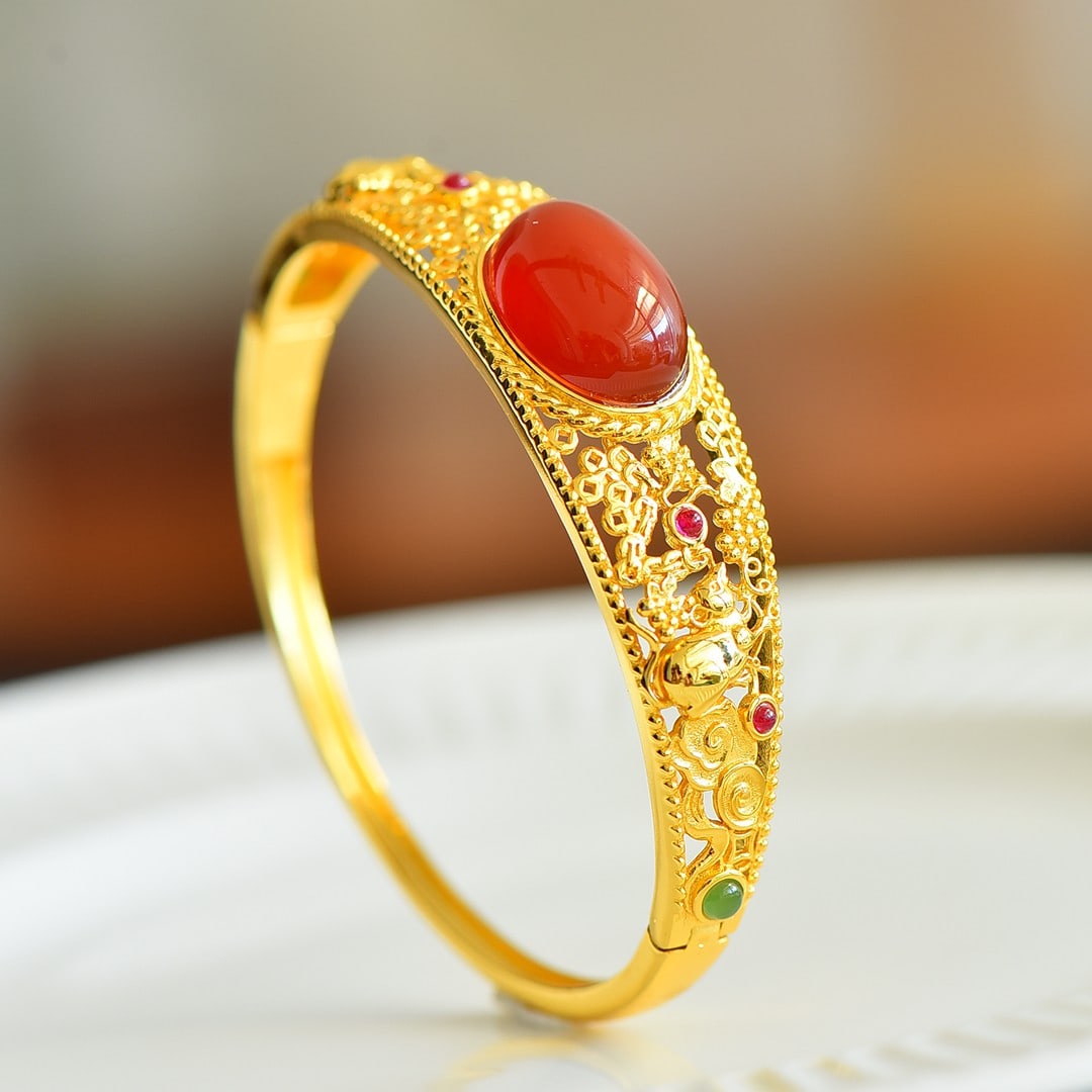 An Exquisite Sterling Silver-Gold Plated Inlaid Agate Bracelets: An Exquisite Sterling Silver-Gold Plated Inlaid Agate Bracelets,Size:0.5inx0.7in 纯银镀金镶玛瑙手镯