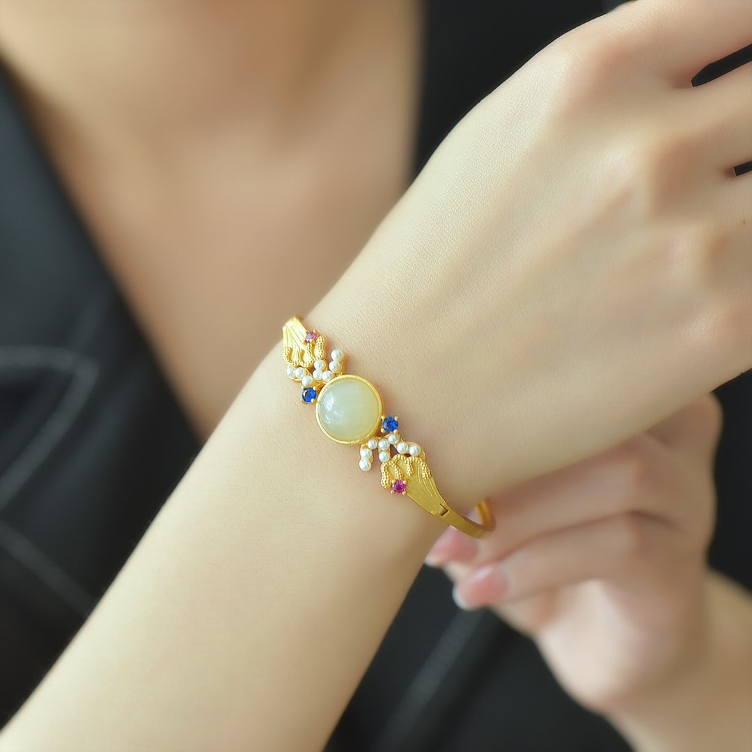 An Exquisite Sterling Silver-Gold Plated Inlaid White Jade Bracelet,Inlaid Pearl: An Exquisite Sterling Silver-Gold Plated Inlaid White Jade Bracelet,Inlaid Pearl,Size:0.5inx0.5in 纯银镀金镶白玉手镯,嵌珍珠