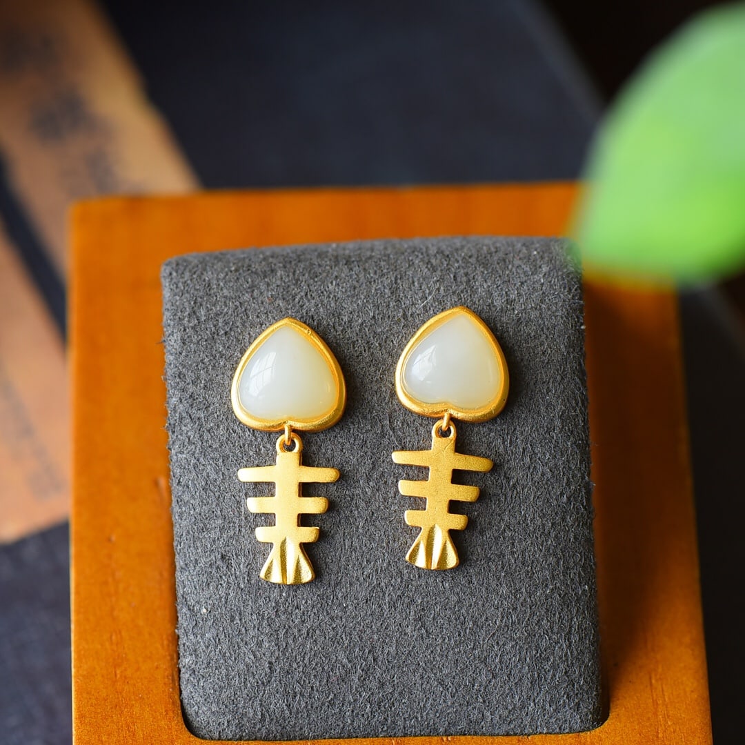 A Pair of Exquisite Sterling Silver-Gold Plated Inlaid White Jade Earrings: A Pair of Exquisite Sterling Silver-Gold Plated Inlaid White Jade Earrings,Size:0.4inx0.9in 一对纯银镀金镶白玉耳钉