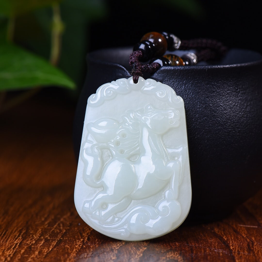 An Exquisite White Jade Horse Pattern Pendant: An Exquisite White Jade Horse Pattern Pendant,Size:1.4inx1.9in (寓意)款式新颖做工细腻 玉质干净 