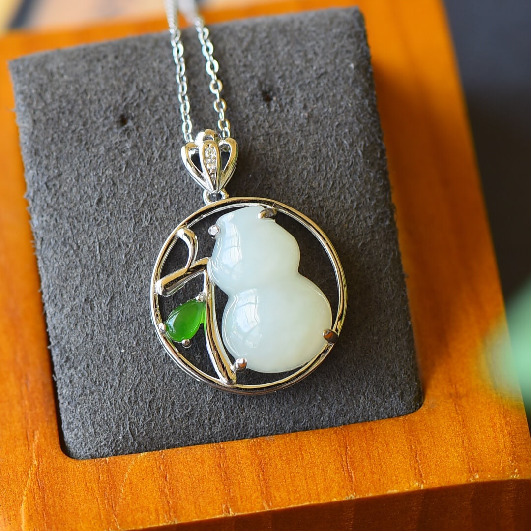 A Pair of Exquisite Sterling Silver Inlaid White Jade Necklace,Inlaid Jasper: A Pair of Exquisite Sterling Silver Inlaid White Jade Necklace,Inlaid Jasper,Size:0.8inx1.1in 纯银镶白玉项链,嵌碧玉