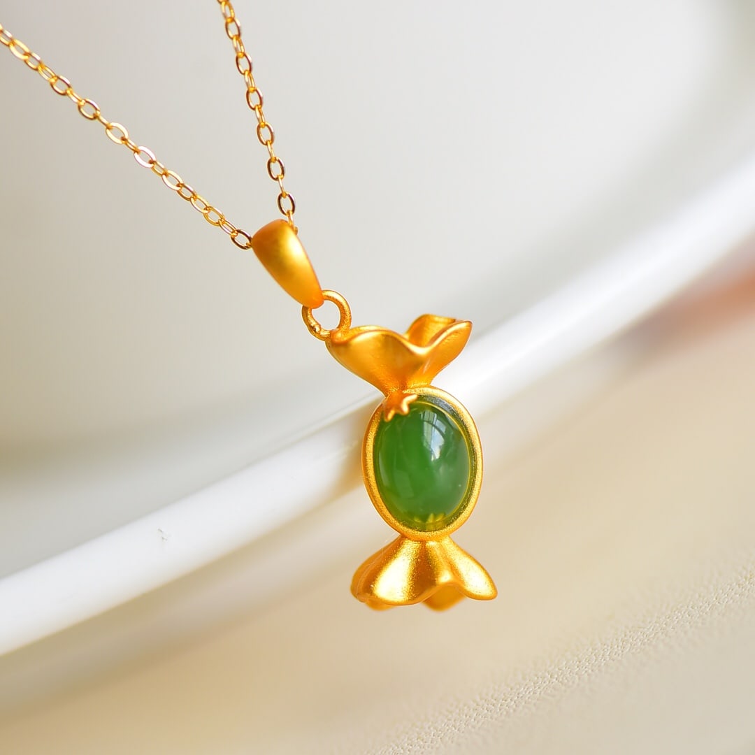 An Exquisite Sterling Silver-Gold Plated Inlaid Jasper Pendant: An Exquisite Sterling Silver-Gold Plated Inlaid Jasper Pendant 纯银镀金镶碧玉项链