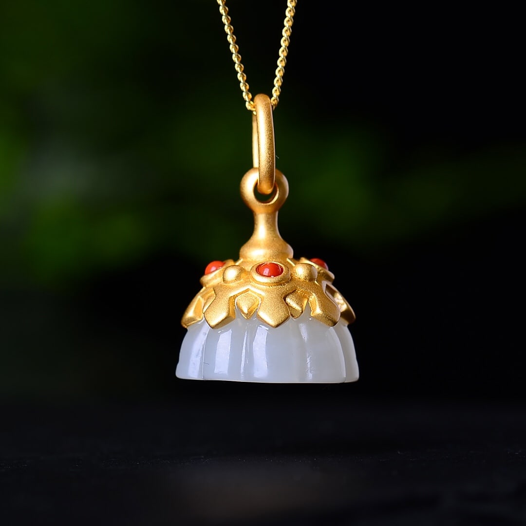 An Exquisite Sterling Silver-Gold Plated Inlaid White Jade Pendant: An Exquisite Sterling Silver-Gold Plated Inlaid White Jade Pendant,Size:0.6inx0.6in 纯银镀金镶白玉吊坠