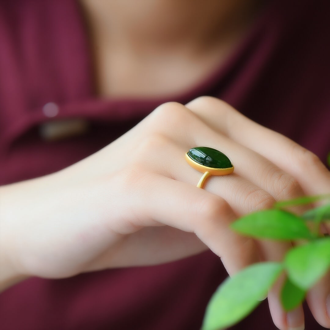 An Exquisite Sterling Silver-Gold Plated Inlaid Jasper Ring: An Exquisite Sterling Silver-Gold Plated Inlaid Jasper Ring,Size:0.4inx0.7in 纯银镀金镶碧玉戒指